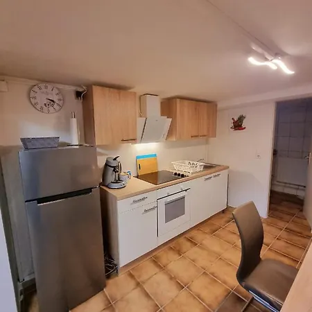 Souterrainwohnung Zentrale Lage In *