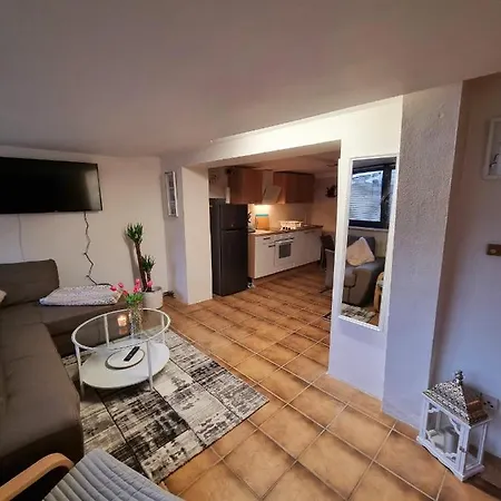 Souterrainwohnung Zentrale Lage In Apartamento *