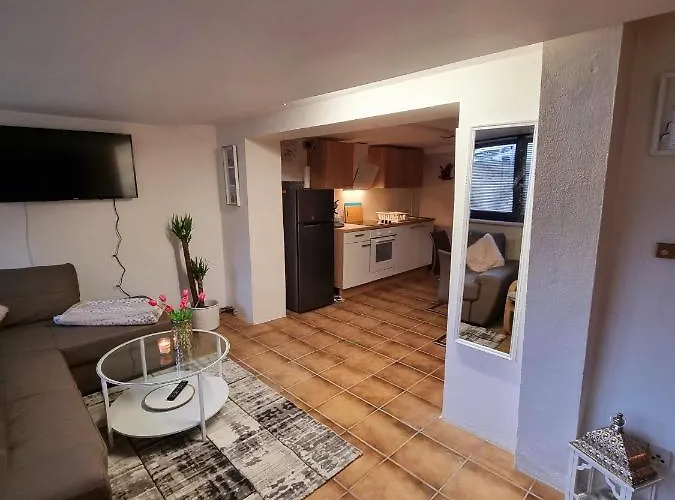 Souterrainwohnung Zentrale Lage In Appartement *